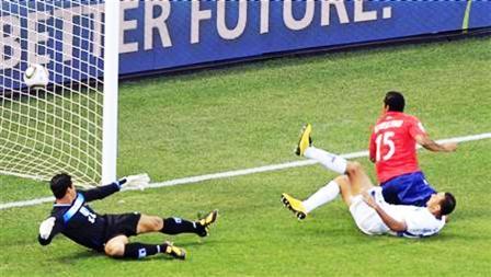 جان بوسيجور لاعب تشيلي يسجل هدفا في مرمى هندوراس